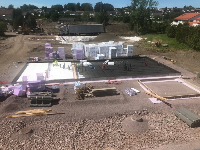 Hus 3 isolasjon og armering, støper fredag 15.06 Elementmontasje onsdag 20.06.JPG